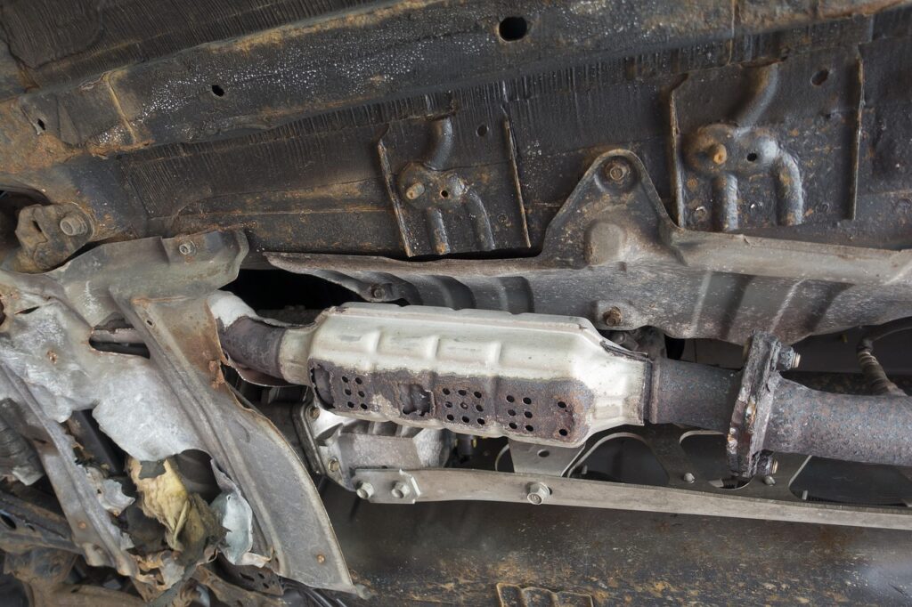 Poliisi: Katalysaattorivarkaat taas liikkeellä – suojaa autosi näillä ohjeilla