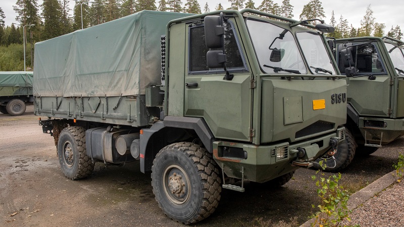 Puolustusvoimien kuorma-auto suistui ojaan – useita varusmiehiä loukkaantui