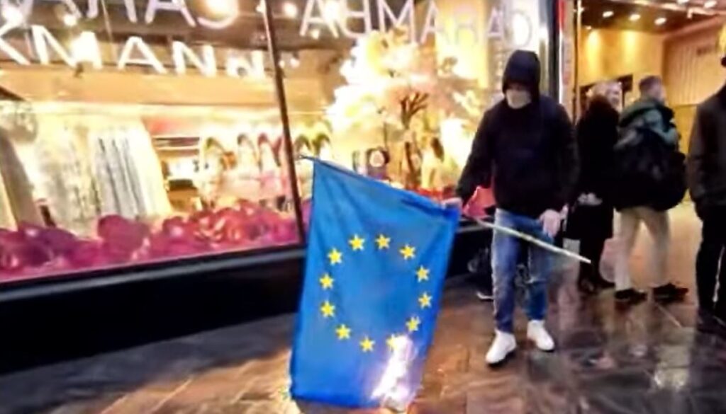 Fixit-kulkueessa poltettiin EU-lippu