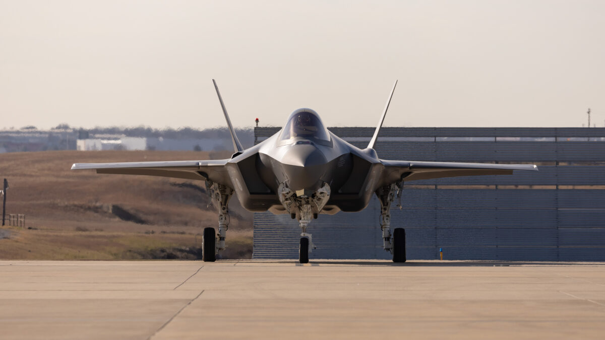 Puolustusvoimat: Ensimmäinen F-35-hävittäjä Suomeen syksyllä