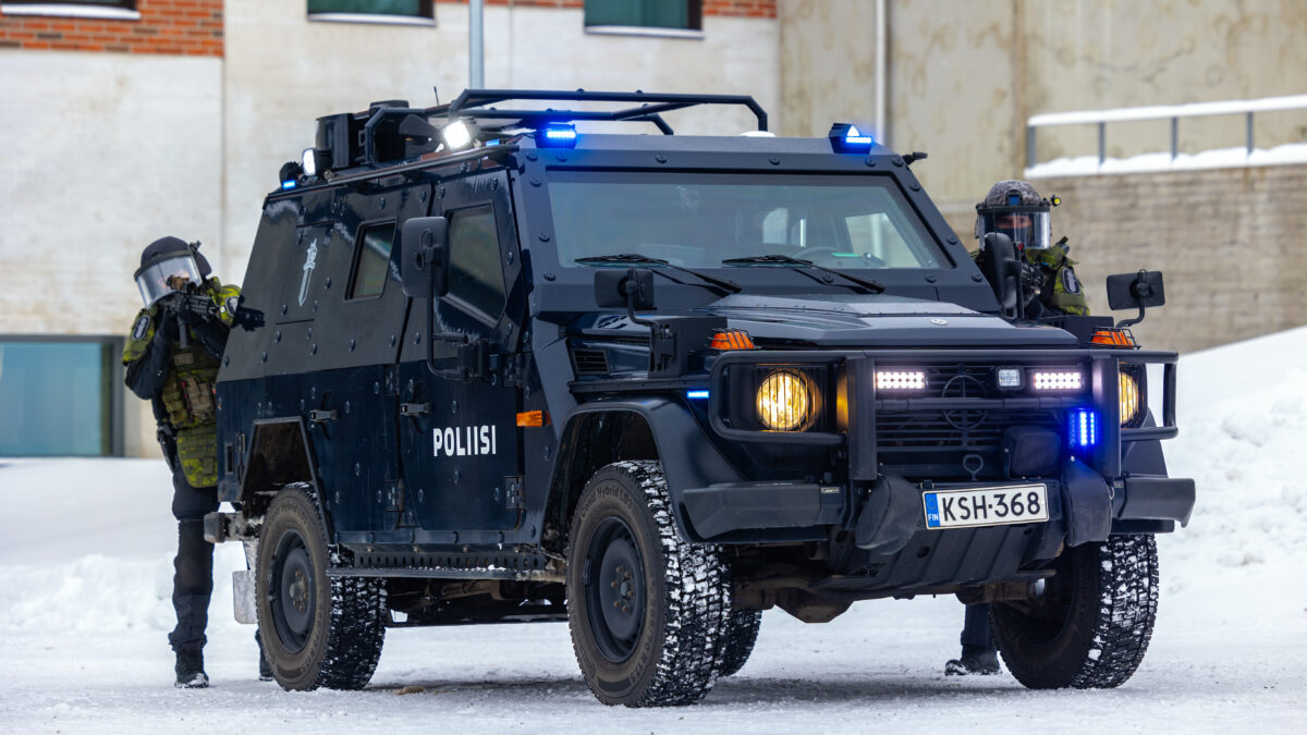 Maastopukuinen mies aiheutti poliisioperaation Porin kampuksella – epäilty kiinni minuuteissa
