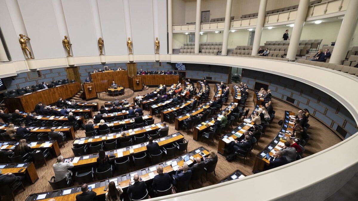 Eduskunta käsitteli alkoholin etämyyntiä – ratkaiseva äänestys perjantaina