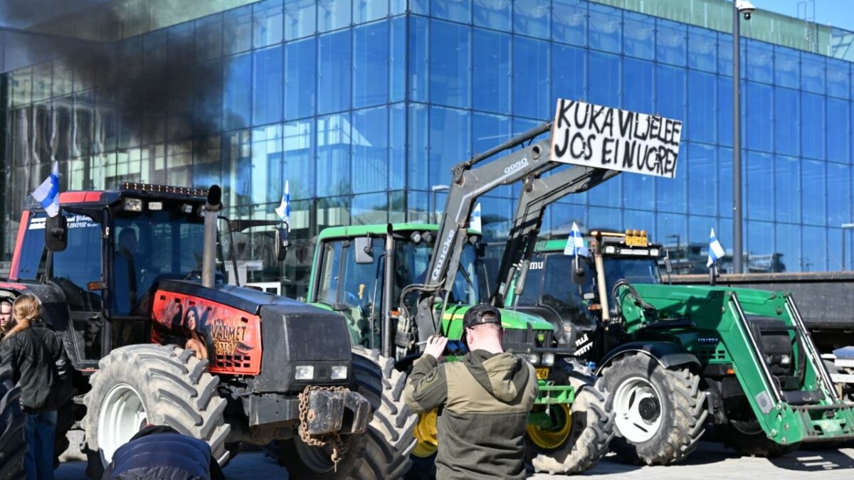 Traktorimarssi kokosi viljelijät eduskuntatalolle– ”ruoka loppuu”