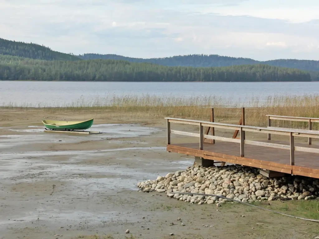 Laiturit kuivilla Järvi-Suomessa – vedenpinta matalalla