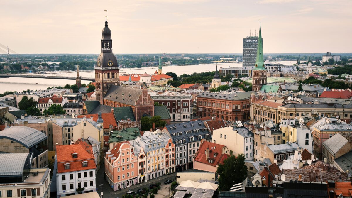 Latvia rajoittaa venäläisten ja valkovenäläisten sijoittajien oleskelulupia