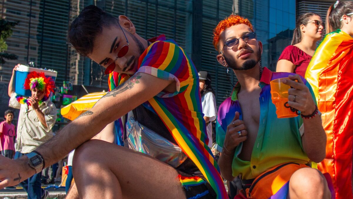 Ruotuväessä väitetään: Todellinen maanpuolustus löytyy Pride-kulkueesta