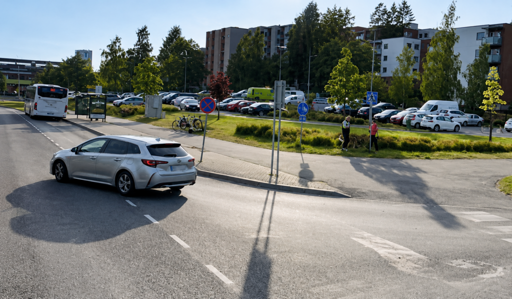 Turun bussionnettomuus – kuljettaja ajoi varoituskolmion takaa, 7-vuotias kuoli