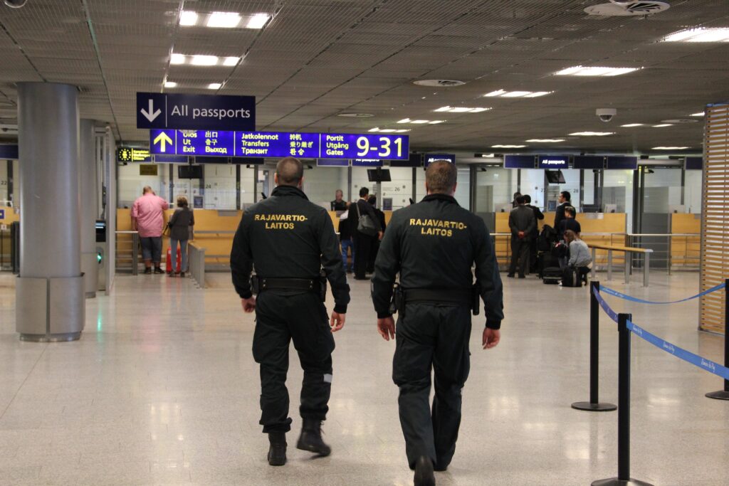 Iranilaispariskunnan maahantulo estettiin – Suomessa asuvia epäillään rikoksista