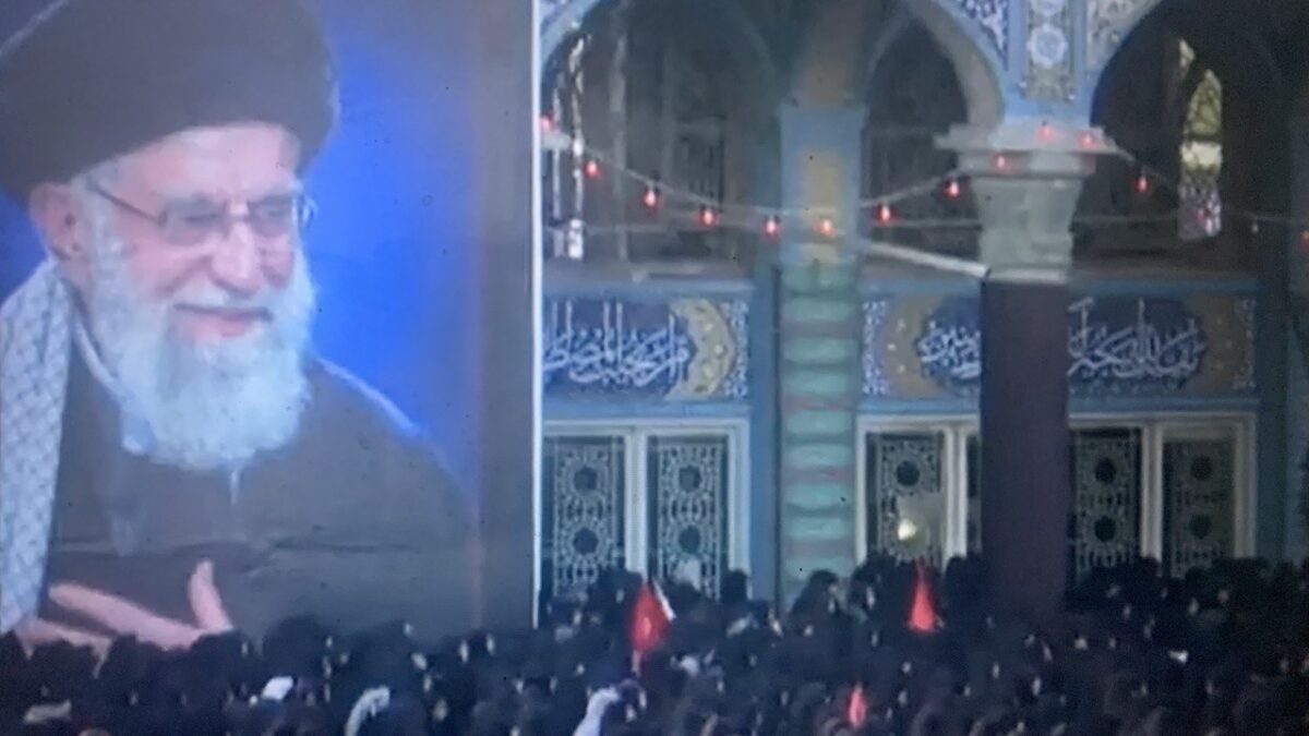 Iranin johtajan viikon kestävät mahtihautajaiset – poliittinen voimannäyte