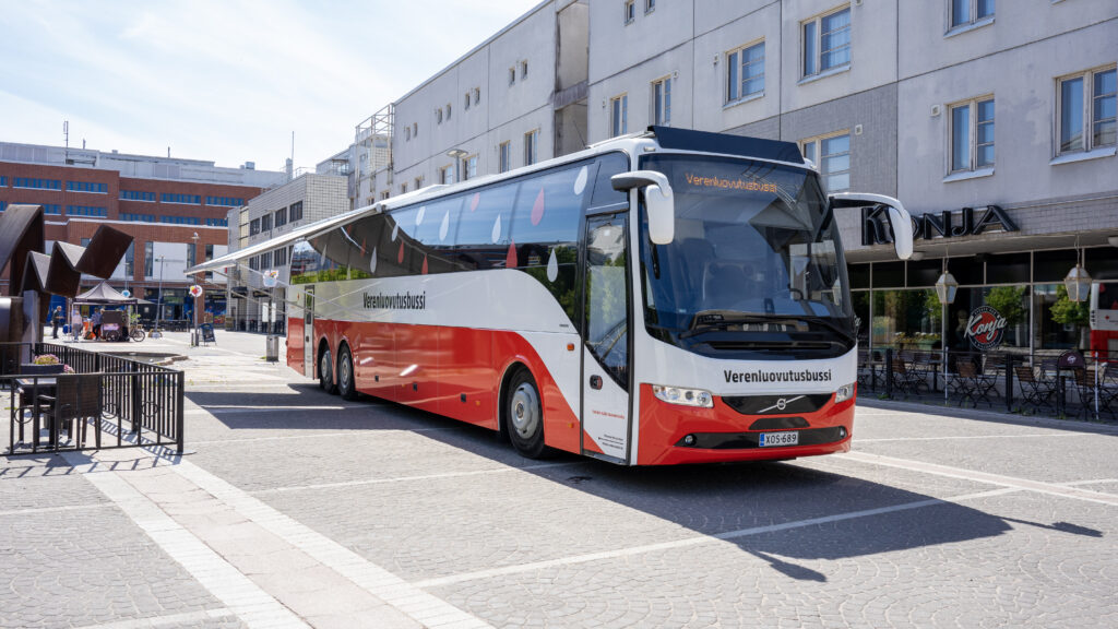 Verenluovutusbussissa jo 10 000 luovutusta – rokotusstatuksen mukaan eroteltua verta on vaadittu myös Suomessa