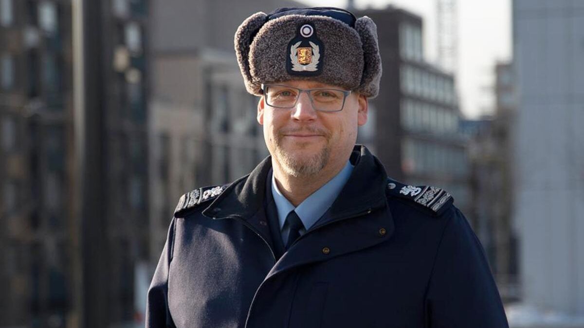 Pohjanmaan poliisipäälliköksi hakee nykyinen päällikkö, kokenut rikoskomisario, vartija ja sarjahakija