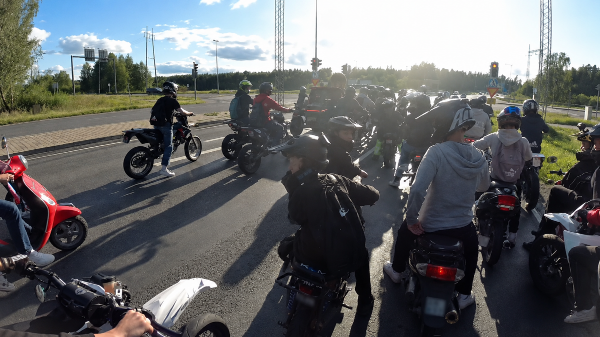 Poliisin raju kiilaus meni tutkintaan – mitä tapahtui ennen viraalivideolle tallentunutta hetkeä?