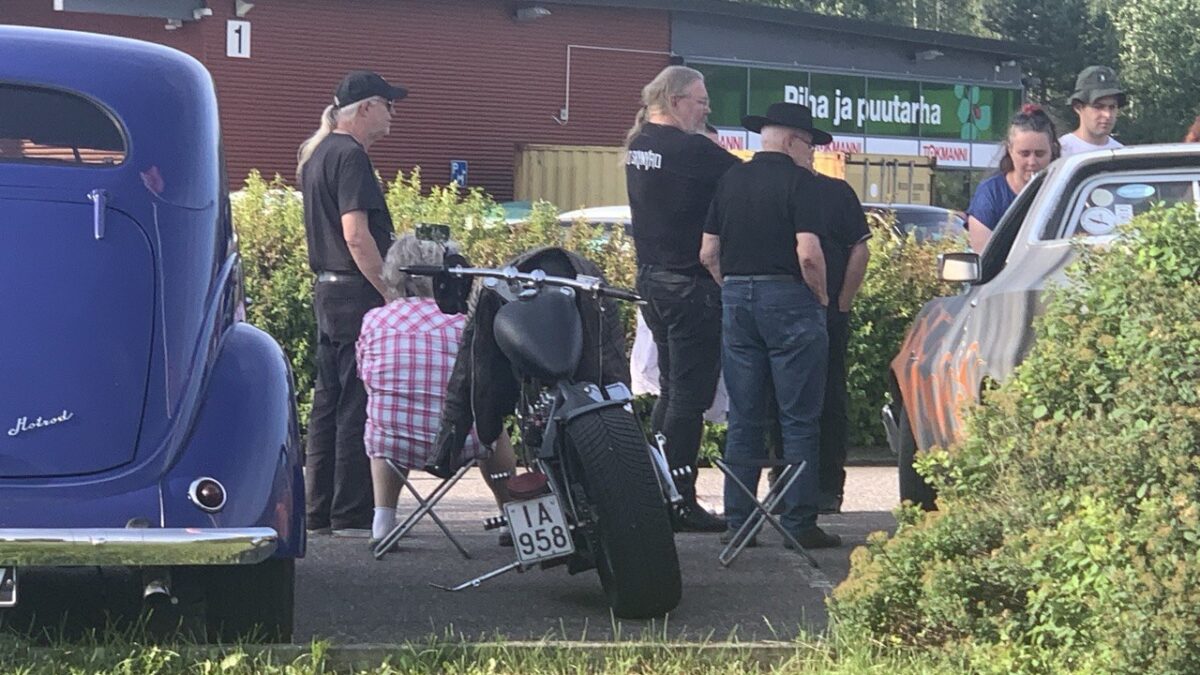 Nastola Cruisingia ”ei järjestetty”, silti satoja jenkkiautoja ajeli ”naulaostoksille”