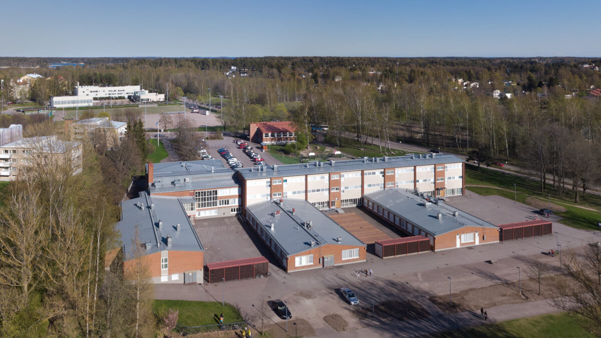 Helsinkiläiskoulussa räjäytettiin pullopommi – oppilaat evakuoitiin