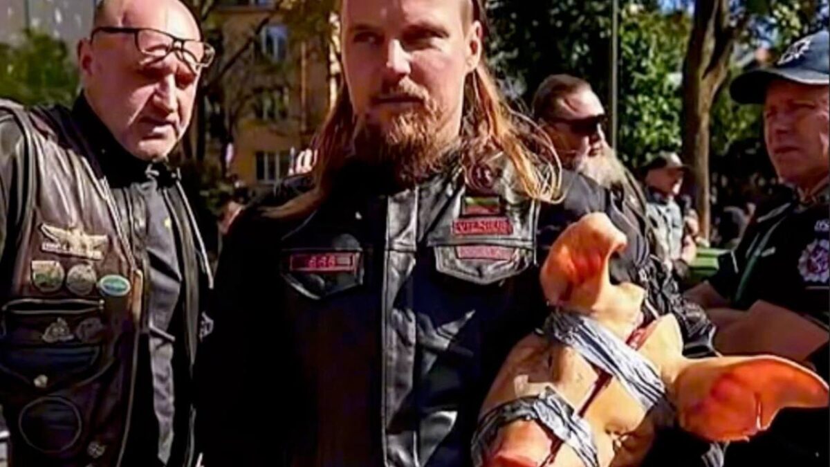 Motoristeilla paloi pinna Liettuassa — moskeijalle sianpään kanssa AC/DC:n pauhatessa