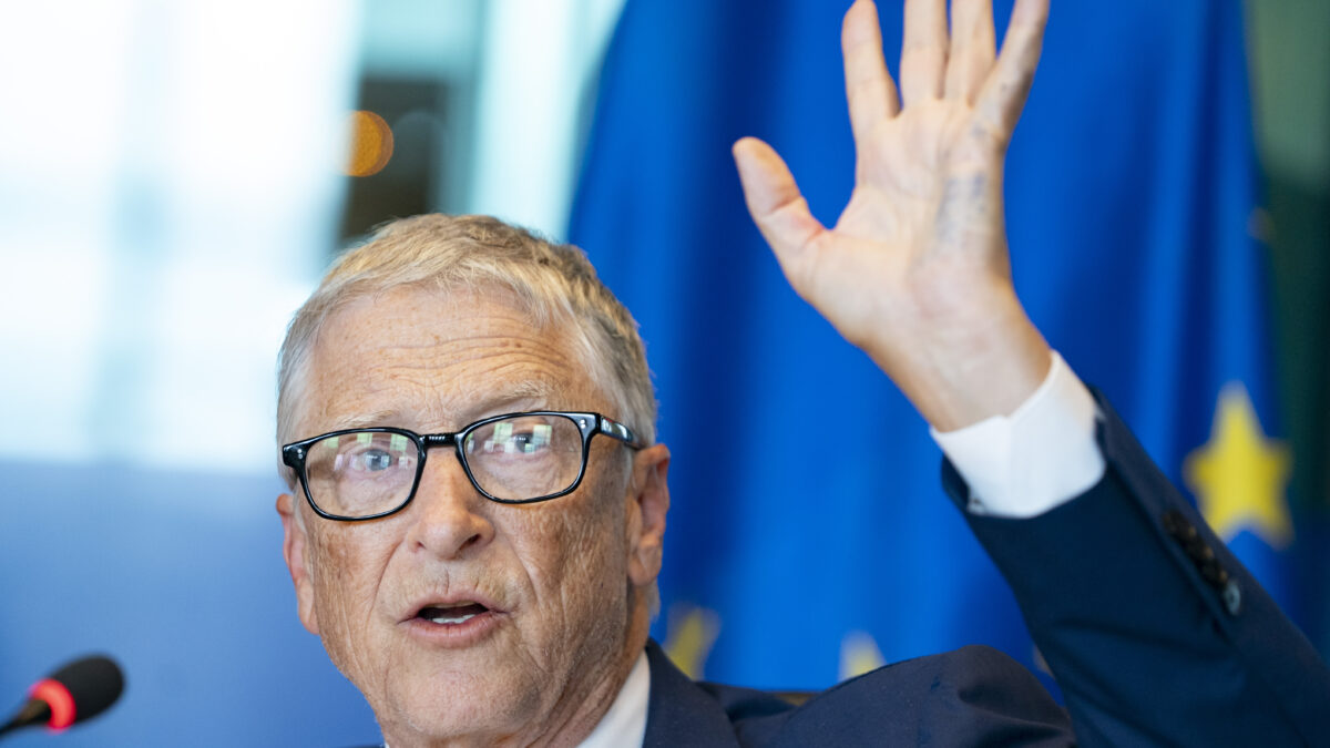 Bill Gatesin puolustus takertui lillukanvarsiin – kiistelyä rokotustodistusten päivämääristä